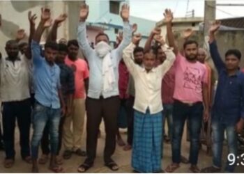 बिजली विभाग पर विरोध प्रदर्शन में भूल गये सोशल डिस्टेंसिंग