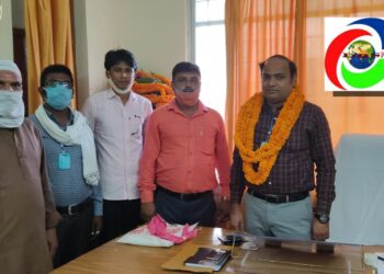 महराजगंज: राष्ट्रीय शैक्षिक महासंघ ने नवागत बीएसए ओम प्रकाश यादव का फूल माला पहना किया स्वागत