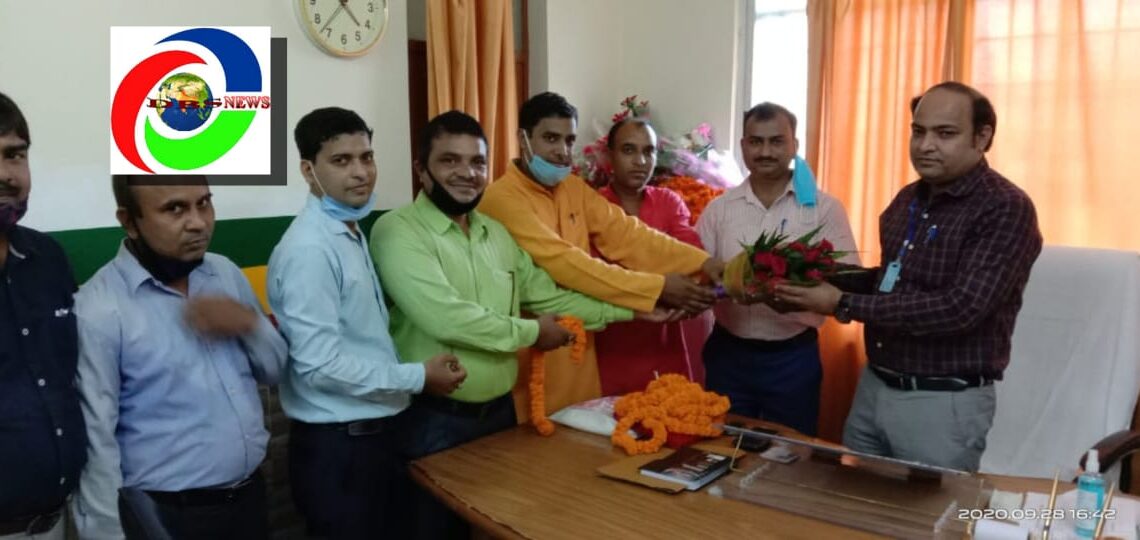 महराजगंज: विभिन्न शैक्षिक संगठनों के पदाधिकारियों ने बुके देकर व फूल मालाओं से किया नवागत बीएसए का स्वागत