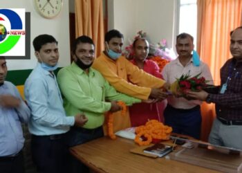 महराजगंज: विभिन्न शैक्षिक संगठनों के पदाधिकारियों ने बुके देकर व फूल मालाओं से किया नवागत बीएसए का स्वागत