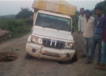 महराजगंज: अंग्रेजों द्वारा बने बनरहवा पुल में हुआ होल आवागमन बाधित