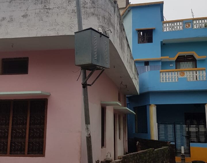 नौतनवां: अनावश्यक रूप से खड़ी पोल को हटाने के लिए अधिशासी अधिकारी को सौपा पत्रक