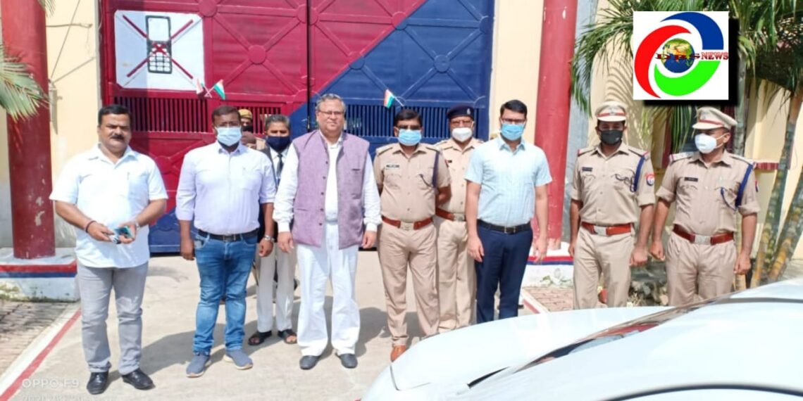 महराजगंज: जिलाधिकारी, जिला जज और पुलिस अधीक्षक ने जिला जेल का किया औचक निरीक्षण