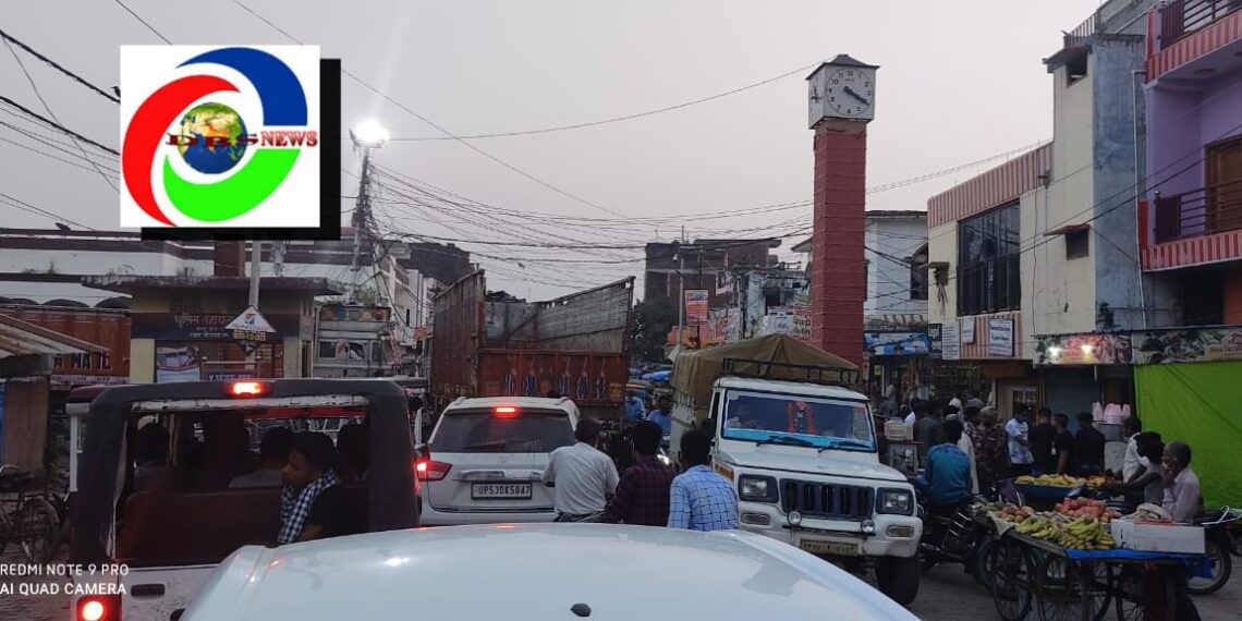 नौतनवा के घंटाघर चौराहे पर देखते ही देखते जाम के झाम में उलझे दिखे लोग