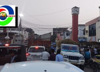 नौतनवा के घंटाघर चौराहे पर देखते ही देखते जाम के झाम में उलझे दिखे लोग
