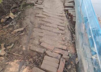 महराजगंज: परतावल क्षेत्र के कंचनपुर में खड़ंजा जा रहा पोखरी में, आवागमन में दिक्कत