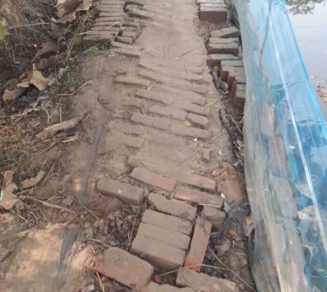 महराजगंज: परतावल क्षेत्र के कंचनपुर में खड़ंजा जा रहा पोखरी में, आवागमन में दिक्कत