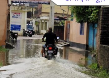 महराजगंज: बृजमनगंज थाने के सामने सड़क पर हुए भारी जल भराव, अवागमन में हुआ बाधित