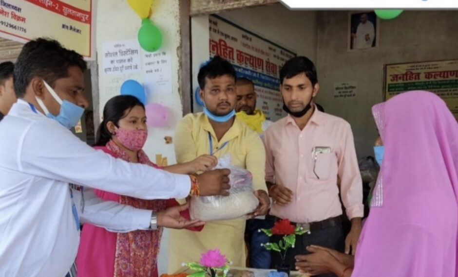 सुल्तानपुर: एडीओ पंचायत एवं श्रम प्रवर्तन अधिकारी ने जनहित अनाज बैंक का किया उद्घाटन