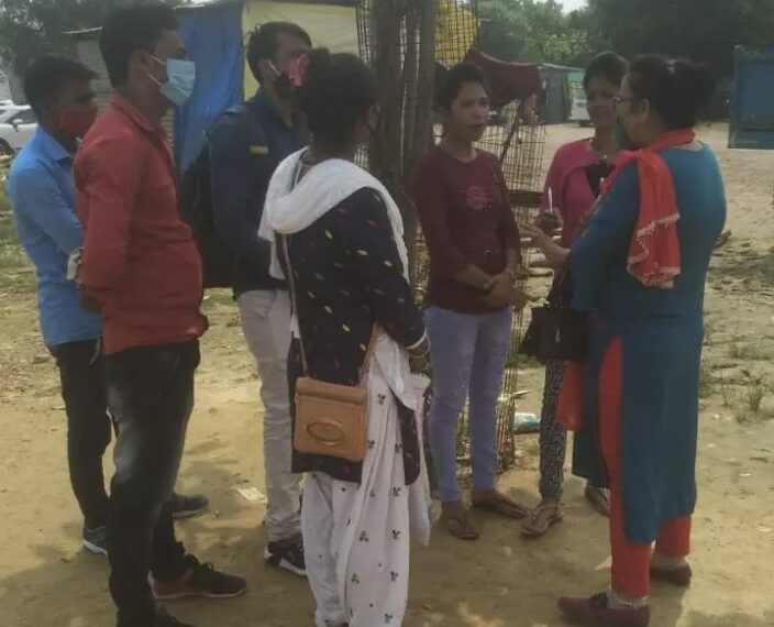 महराजगंज: एंटी रोमियो टीम द्वारा की गयी कार्यवाही, चार व्यक्तियों को दी गयी हिदायत