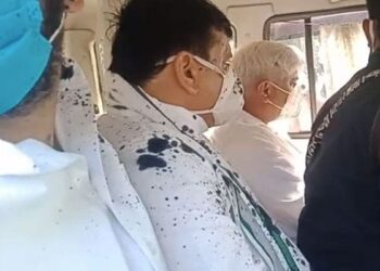 हाथरस पीड़ित परिवार से मिलने पहुंचे राज्यसभा सांसद संजय सिंह पर फेकी काली स्याही, मचा हंगामा