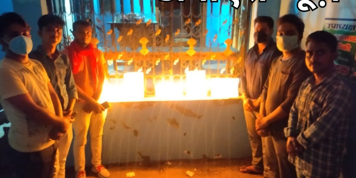 सिद्धार्थनगर: हाथरस व बलरामपुर की गुड़िया सिद्धार्थ वेलफेयर सोसाइटी के कार्यकर्ताओं ने कैंडल जलाकर दी श्रद्धांजलि, तत्काल दोषियों को फांसी देने की मांग