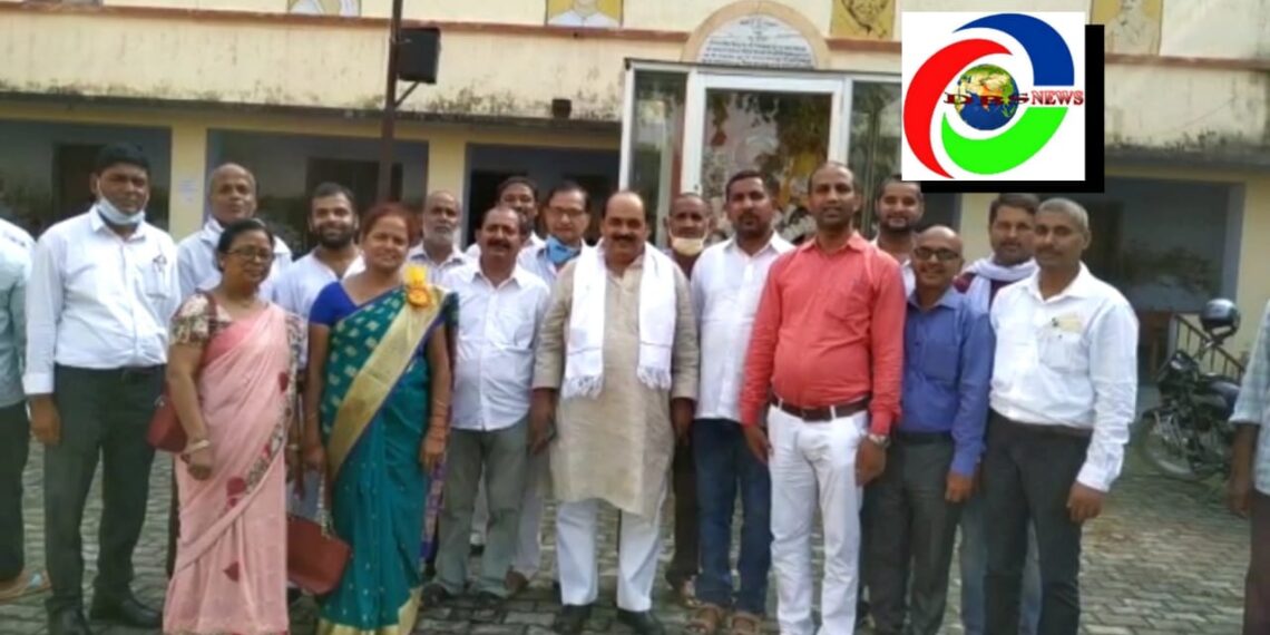 नौतनवां: गोरखपुर-अयोध्या शिक्षक निर्वाचन क्षेत्र के शिक्षक विधायक ने मधुबन इंटर कॉलेज में किया बैठक, शिक्षक हितों पर की चर्चा