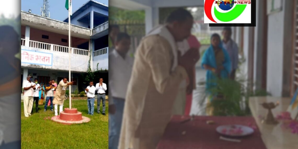 नौतनवां: हर्षोल्लास के साथ मनी गांधी और शास्त्री जयंती आसमान में फहराया तिरंगा