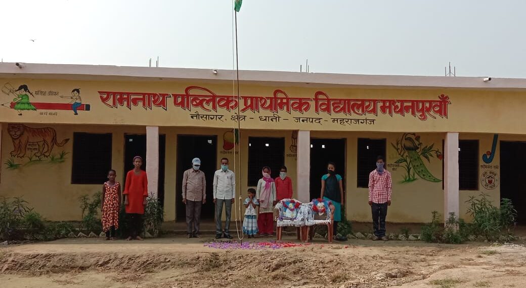 बृजमनगंज: विद्यालयों में याद किये गए गांधी शास्त्री, आसमान में लहराया तिरंगा