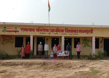 बृजमनगंज: विद्यालयों में याद किये गए गांधी शास्त्री, आसमान में लहराया तिरंगा