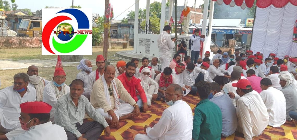महाराजगंज गांधी प्रतिमा के सामने समाजवादियों ने किया सत्याग्रह प्रदर्शन