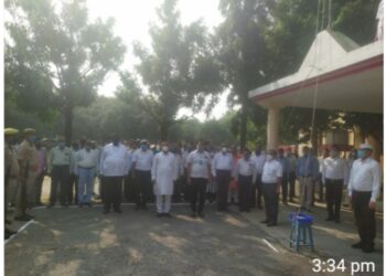 महाराजगंज जिलाधिकारी डॉ उज्जवल कुमार ने 2 अक्टूबर महात्मा गांधी के जयंती पर कलेक्ट्रेट में किया झंडारोहण