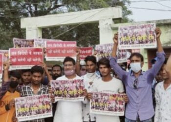 सिसवां मुंशी: हाथरस कांड को लेकर सपा नेता का समर्थकों संग प्रर्दशन किया गया