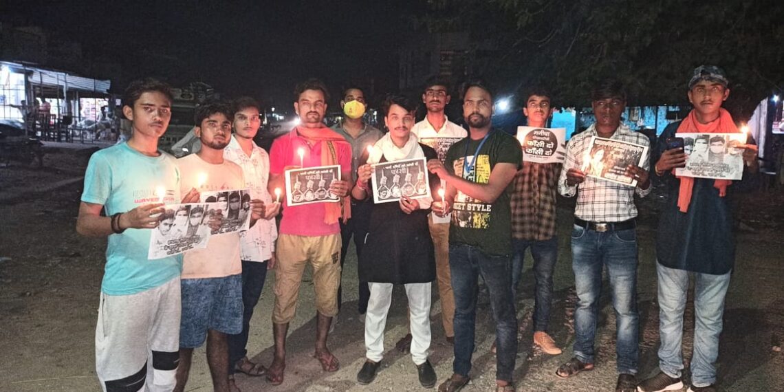 अखिल भारतीय विद्यार्थी परिषद के कार्यकर्ताओं द्वारा निकाला गया कैंडल मार्च