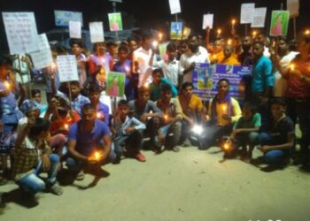 महराजगंज: समरधीरा में हाथरस कांड के विरोध में युवाओं ने निकाला कैंडल मार्च