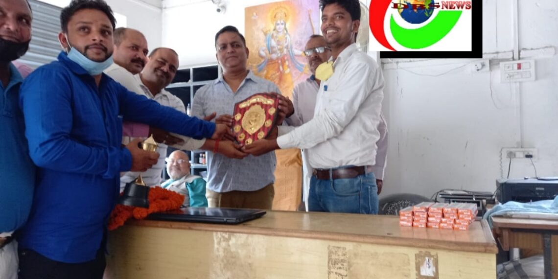 महराजगंज: पत्रकारों ने प्रेस क्लब ऑफ महराजगंज के जिलाध्यक्ष को किया सम्मानित