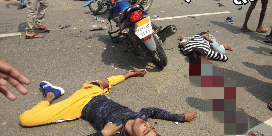 सिद्धार्थनगर: शोहरतगढ़ बढ़नी मार्ग पर पिकअप व मोटरसाइकिल में भीषण टक्कर, एक कि दर्दनाक मौत, दो गम्भीर रूप से घायल