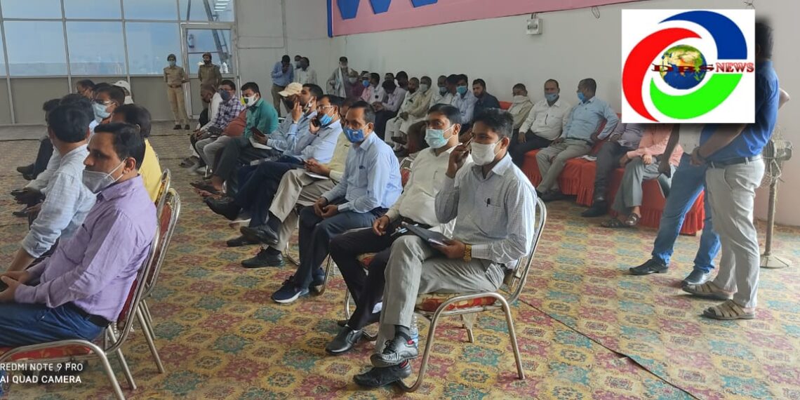 नौतनवा: सम्पूर्ण समाधान दिवस में सोशल डिस्टेंसिंग दिखी तार-तार, डीएम ने लगाई फटकार