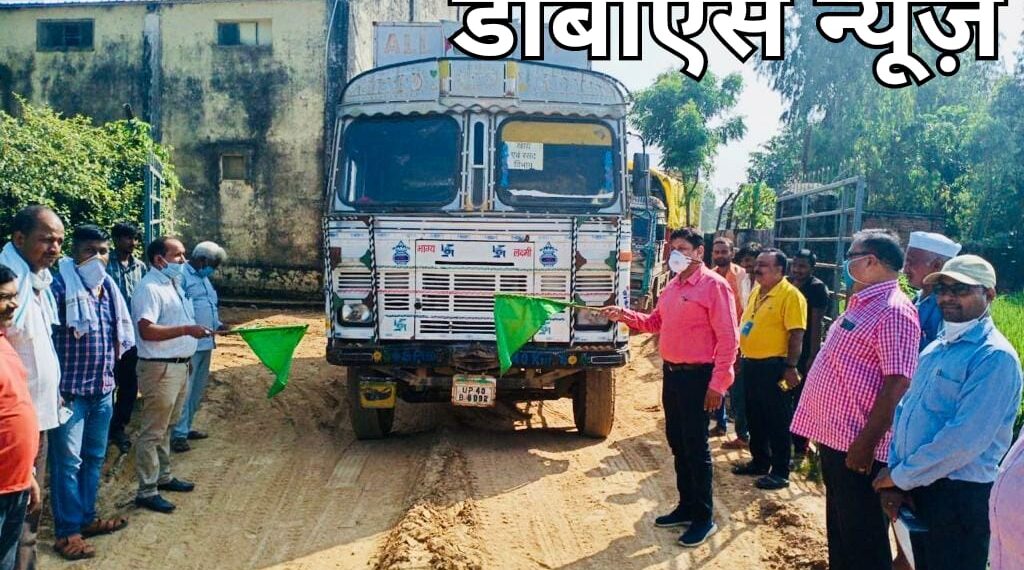 सिद्धार्थनगर: खाद्य एवं रसद विभाग द्वारा कोटेदारों को खाद्यान्न की सिंगिल स्टेज डोर स्टेप डिलेवरी की हुई शुरुआत अधिकारी ने दिखाई हरी झंडी