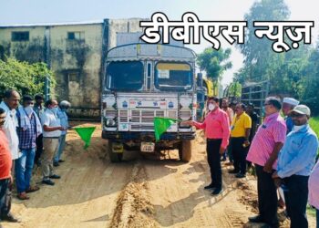 सिद्धार्थनगर: खाद्य एवं रसद विभाग द्वारा कोटेदारों को खाद्यान्न की सिंगिल स्टेज डोर स्टेप डिलेवरी की हुई शुरुआत अधिकारी ने दिखाई हरी झंडी