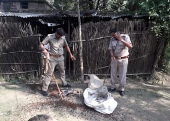 गोरखपुर: आबकारी का छापा छः भट्ठियां तोड़ी गई, 90 लीटर कच्ची शराब बरामद, 4000 किलोग्राम लहन किया नष्ट