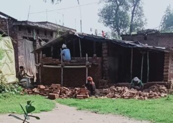 नौतनवां: सुलहनामा लिखने के बाद भी जबरन कर रहे अवैध निर्माण, मंदिर के सामने हो रही अवैध निर्माण