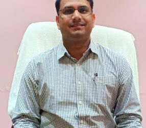 महराजगंज जिलाधिकारी डा0 उज्ज्वल कुमार ने अभिलेखपाल अविनाश चन्द चतुर्वेदी को तत्काल प्रभाव से किया निलम्बित