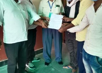 फरेंदा: युवाओं ने परिषदीय विद्यालय के जर्जर भवन के पुनिर्माण को लेकर एसडीएम को सौपां ज्ञापन