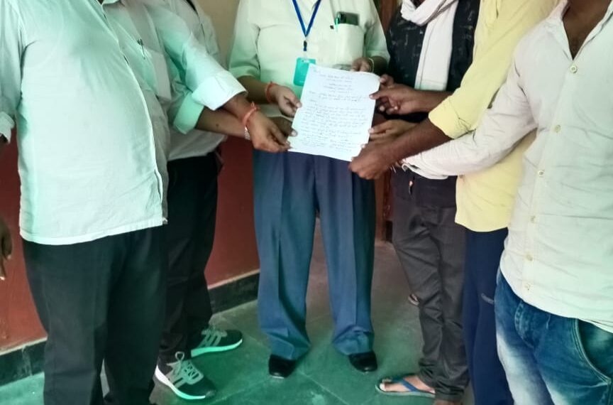 फरेंदा: युवाओं ने परिषदीय विद्यालय के जर्जर भवन के पुनिर्माण को लेकर एसडीएम को सौपां ज्ञापन
