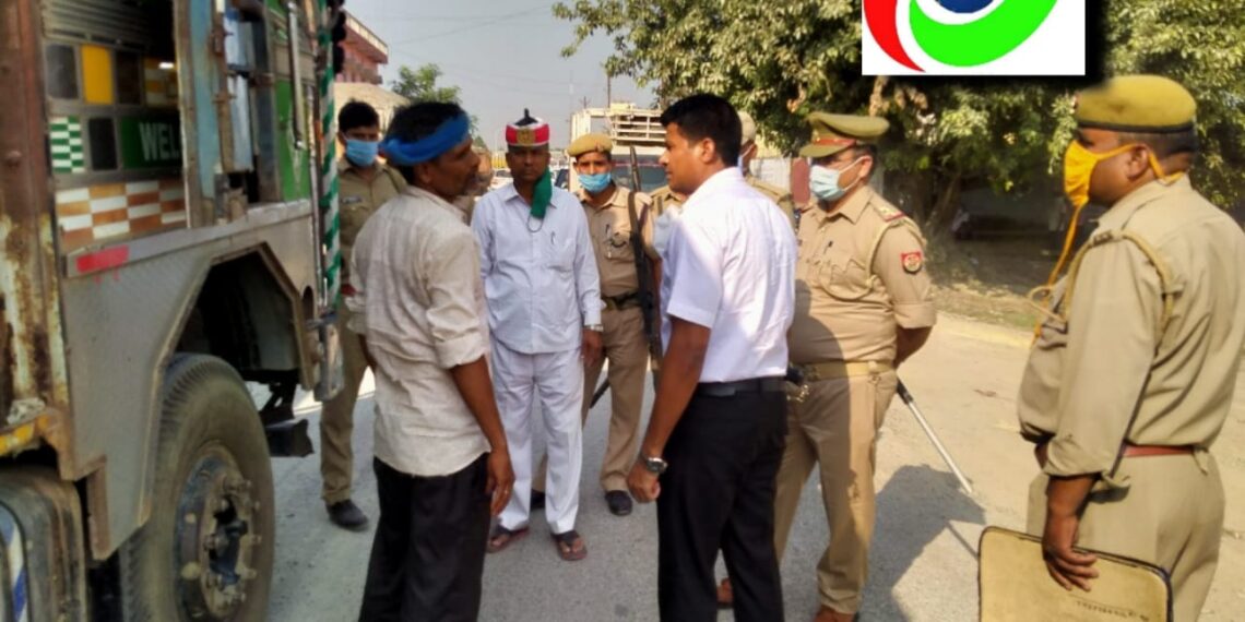 नौतनवां एसडीएम मय फोर्स के साथ किया पैदल मार्च, माइक अनाउंस कर बेतरतीब खड़े वाहन चालकों को दी कड़ी हिदायत