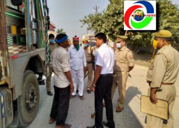 नौतनवां एसडीएम मय फोर्स के साथ किया पैदल मार्च, माइक अनाउंस कर बेतरतीब खड़े वाहन चालकों को दी कड़ी हिदायत