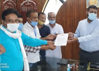 माँगों को लेकर जिलाधिकारी को दिया गया ज्ञापन।