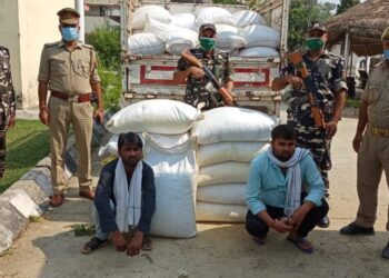 सोनौली: पुलिस और एसएसबी की सयुंक्त टीम ने 80 बोरा कनाडियन मटर के साथ दो तस्करों को पकड़ा