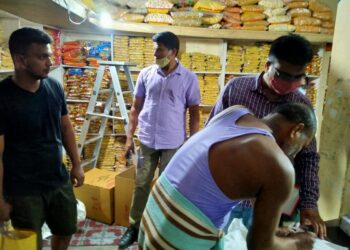 नौतनवा: एसडीएम के नेतृत्व में खाद्य सुरक्षा विभाग के अधिकारियों ने 7 दुकानों पर मारा छापा, लिए 11 सैंपल