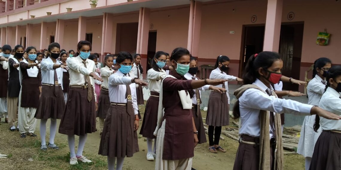 सिद्धार्थनगर: मिशन शक्ति के अंतर्गत बालिकाओं को सिखाया आत्मरक्षा के गुण