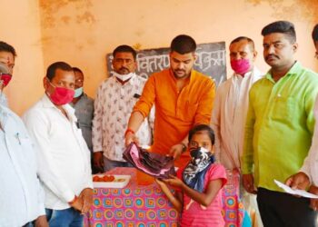 सोनौली: परिषदीय विद्यालय में वितरित किया निशुल्क ड्रेस, मुख्यातिथि ने गिनाई शिक्षा के क्षेत्र में सरकार की उपलब्धियां