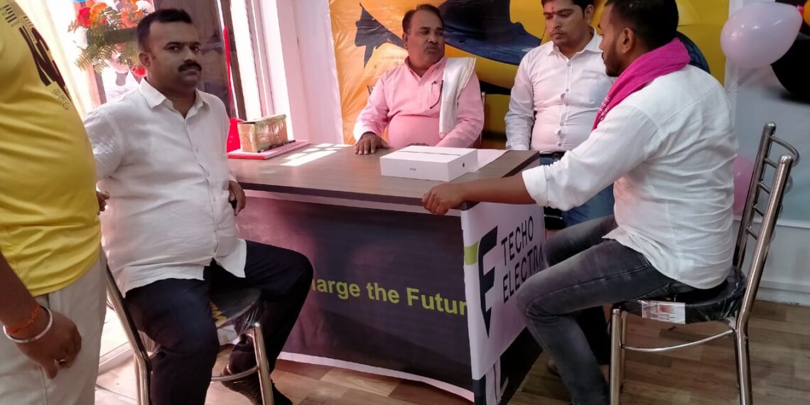 नौतनवा: न्यू टेको इलेक्ट्रा स्कूटी शोरूम का हियुवा जिलाध्यक्ष ने किया उद्घाटन