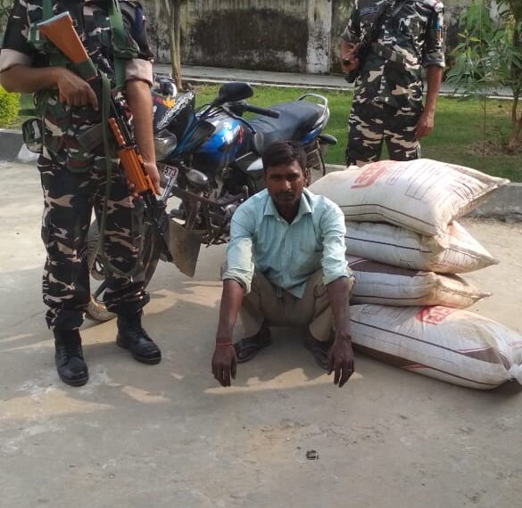 परसामालिक: गस्त के दौरान एसएसबी ने पकड़ा बाइक सहित बीस बोरा खाद