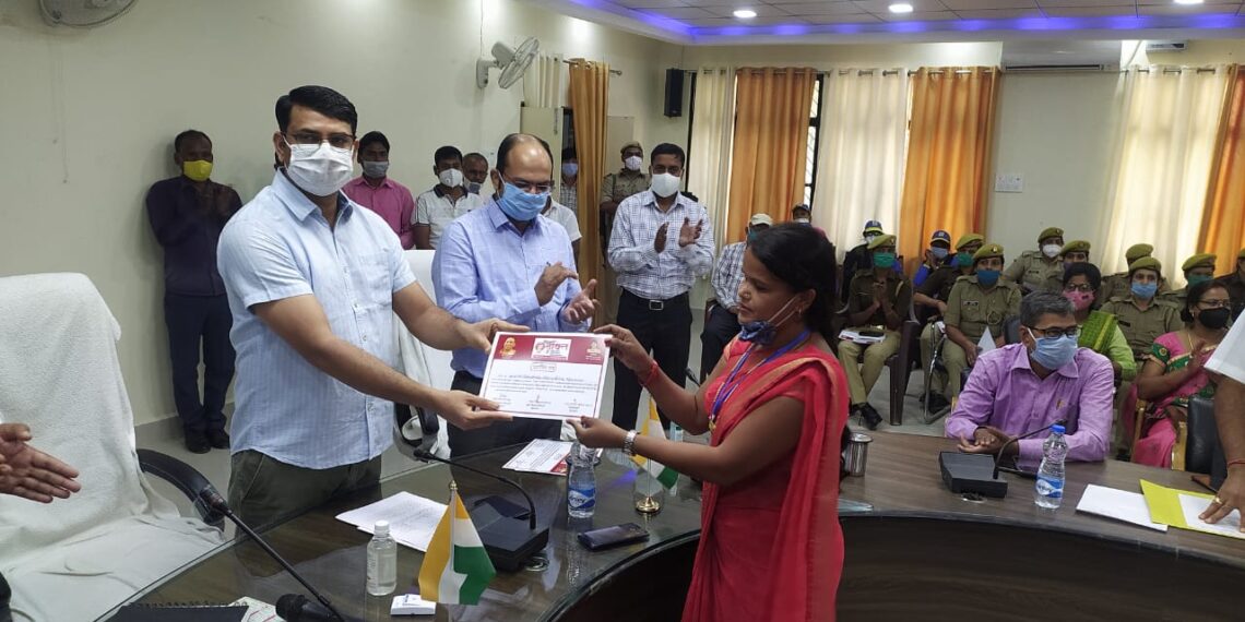 महराजगंज: जिलाधिकारी और सीडीओ ने कलेक्ट्रेट सभागार में मिशन शक्ति अभियान में जागरूक करने वाली योद्धाओं को दिया प्रशस्ति पत्र