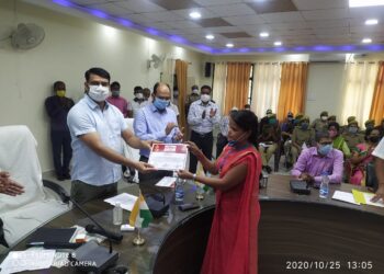 महराजगंज: जिलाधिकारी और सीडीओ ने कलेक्ट्रेट सभागार में मिशन शक्ति अभियान में जागरूक करने वाली योद्धाओं को दिया प्रशस्ति पत्र