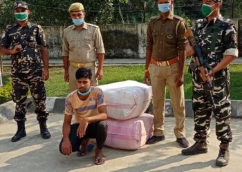 भगवानपुर: एसएसबी एवं पुलिस की संयुक्त टीम ने तस्करी करते 1 बाइक सहित दो बंडल कपड़ा पकड़ किया सीज