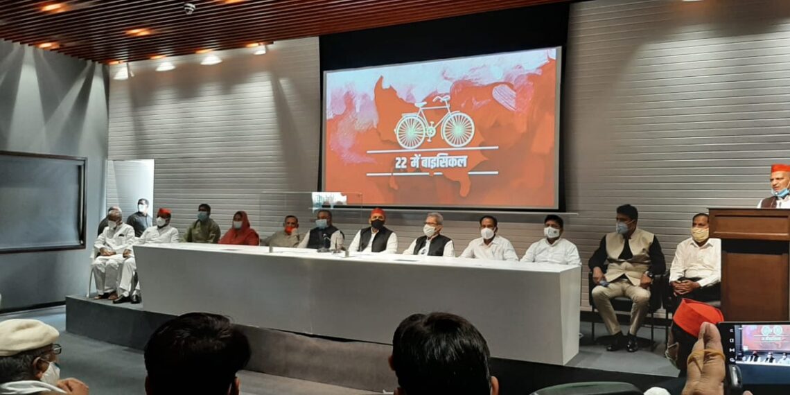 लखनऊ: समाजवादी पार्टी में शामिल हुए दूसरे दल के कई दिग्गज नेता