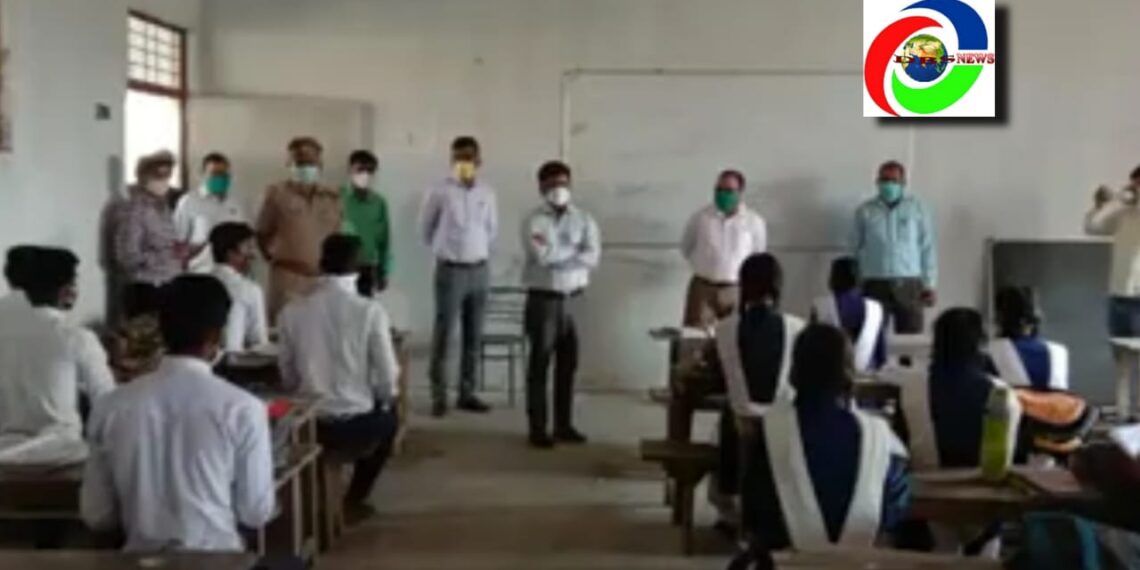 महराजगंज: परतावल बाजार स्थित इंटर कॉलेज का मंडलायुक्त ने किया औचक निरीक्षण, प्रधानचार्य को दिया निर्देश