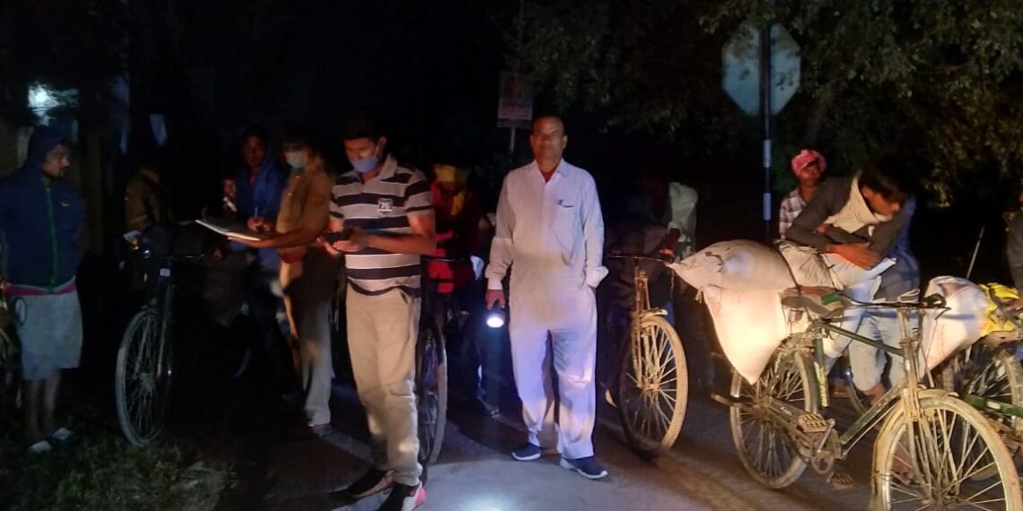 नौतनवां: जब सुबह 3 बजे चो चो करती गाड़ी पंहुंचीं तस्करों में मची खलबली, 27 कैरिंग तस्कर धराये